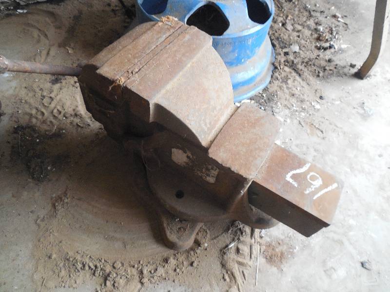 lot 167 image: BIG BENCH VISE