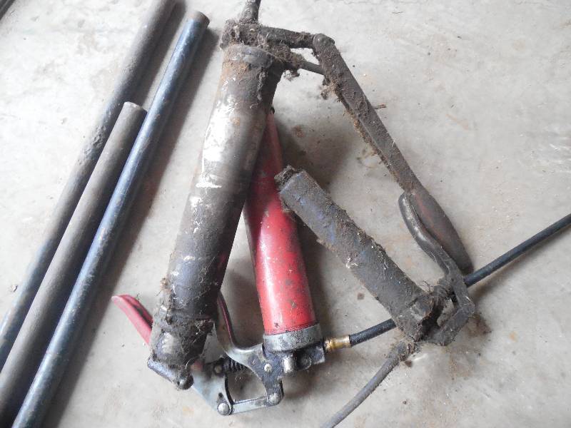 lot 178 image: PRY BAR AND GREASE GUN LOT