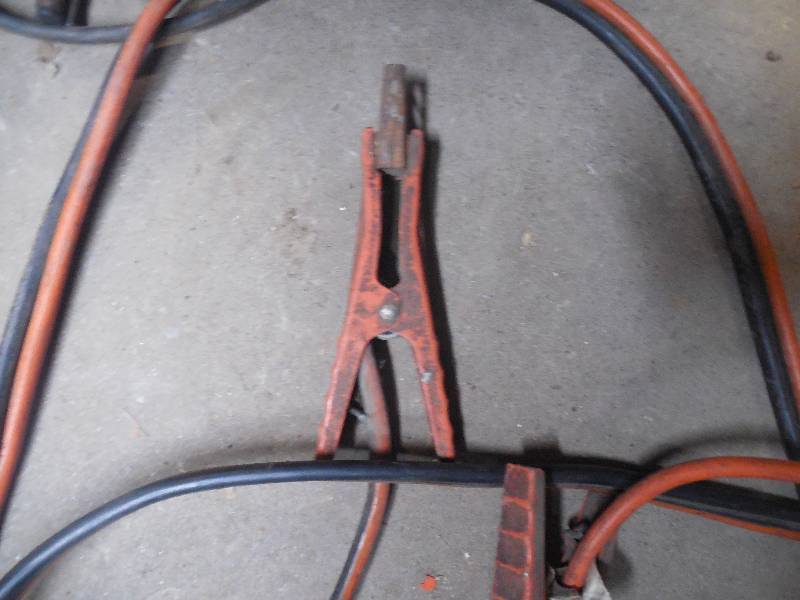 lot 185 image: JUMPER CABLES