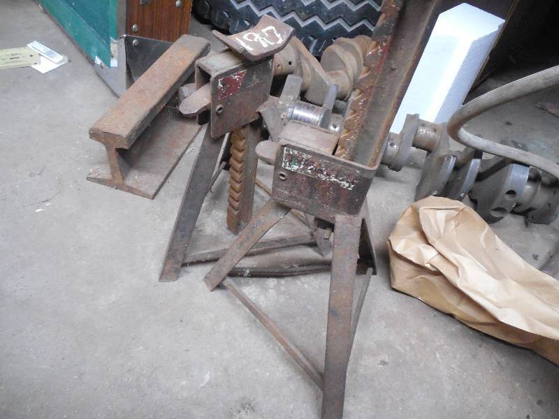 lot 190 image: 2 JACK STANDS
