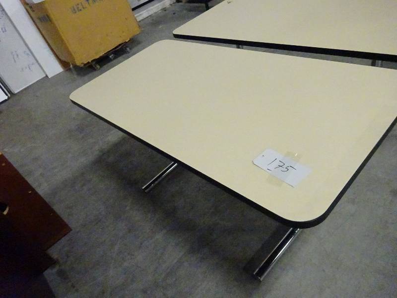 Table wChrome Legs
