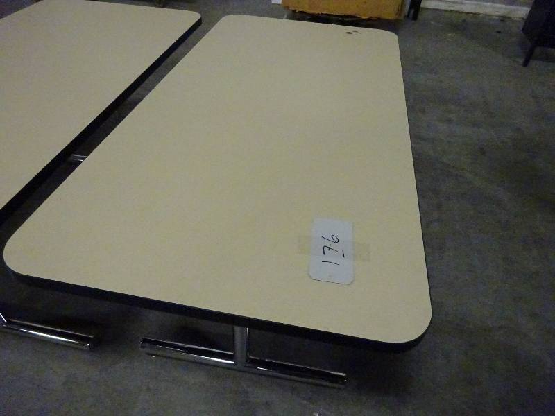 Table wChrome Legs
