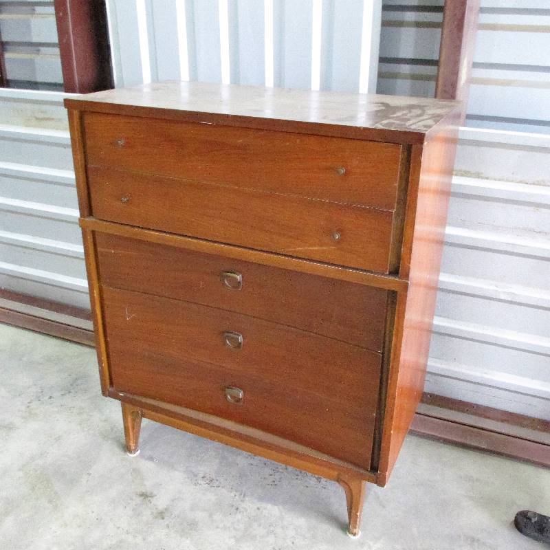 DRESSER