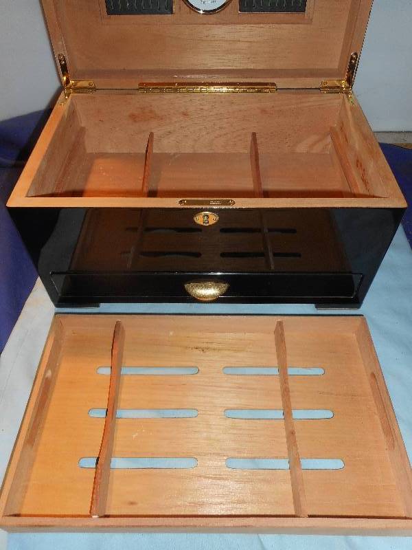 lot 1 image: LIMITED ADDITION HUMIDOR SUPREME