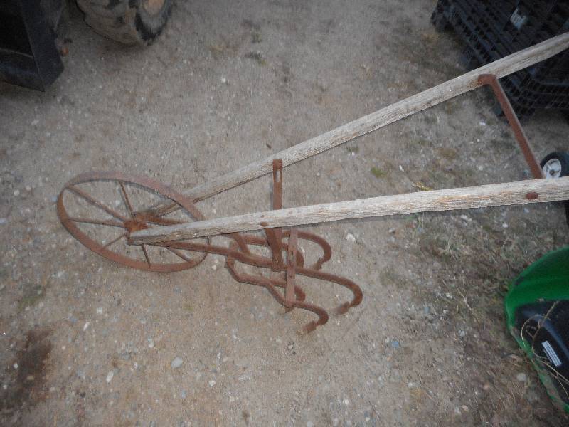 lot 4 image: ANTIQUE WALK BEHIND DIGGER
