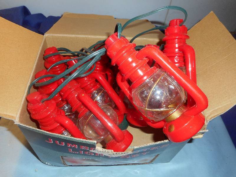 lot 10 image: JUMBO LANTERN LIGHT SET