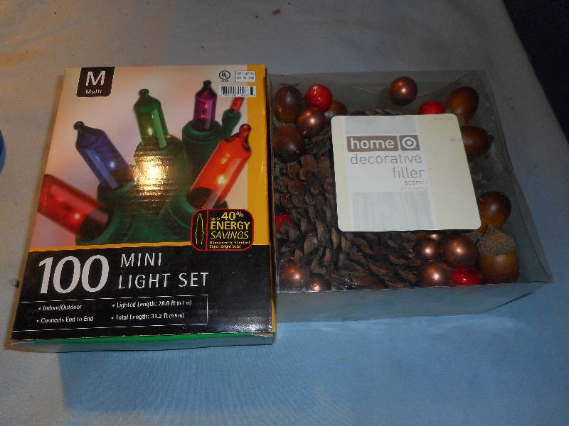 lot 21 image: CHRISTMAS DECORE