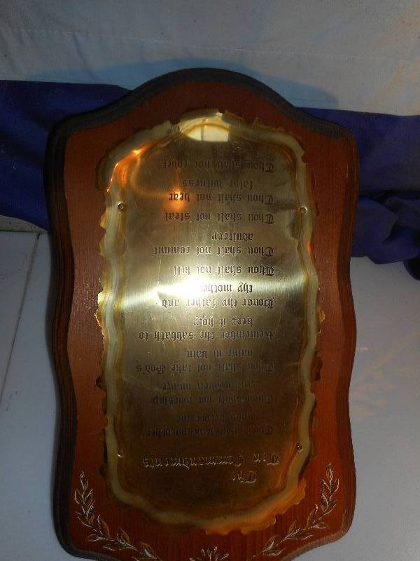 lot 25 image: COLLECTIBLE 10 COMMANDMENTS PLAQUE