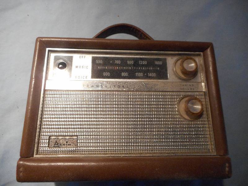 lot 26 image: VINTAGE ARVIN RADIO
