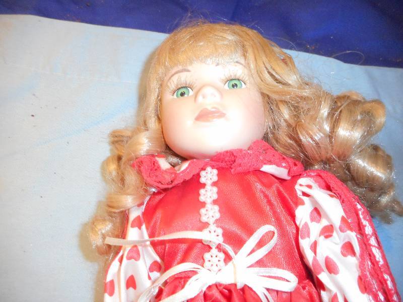 lot 30 image: SWEET HEART COLLECTIONS PORCELAIN DOLL