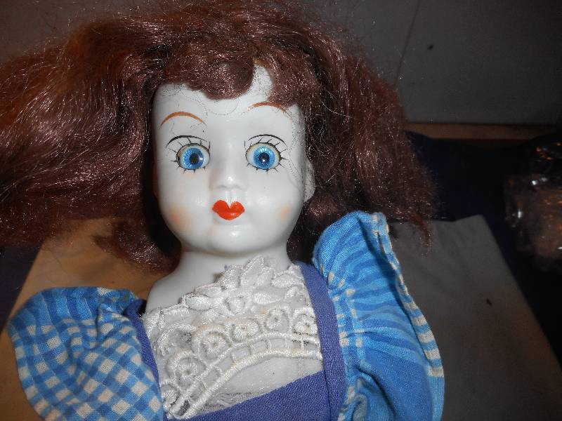 lot 33 image: VINTAGE PORCELAIN DOLL