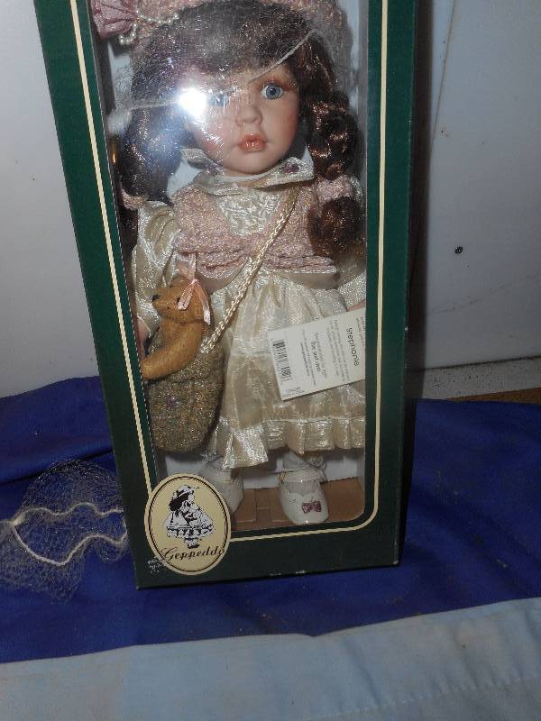 lot 37 image: COUNTRY DOLL SET
