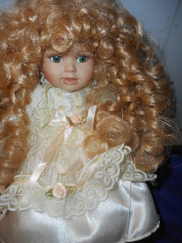 lot 42 image: BEAUTIFUL PORCELAIN DOLL AND SWING