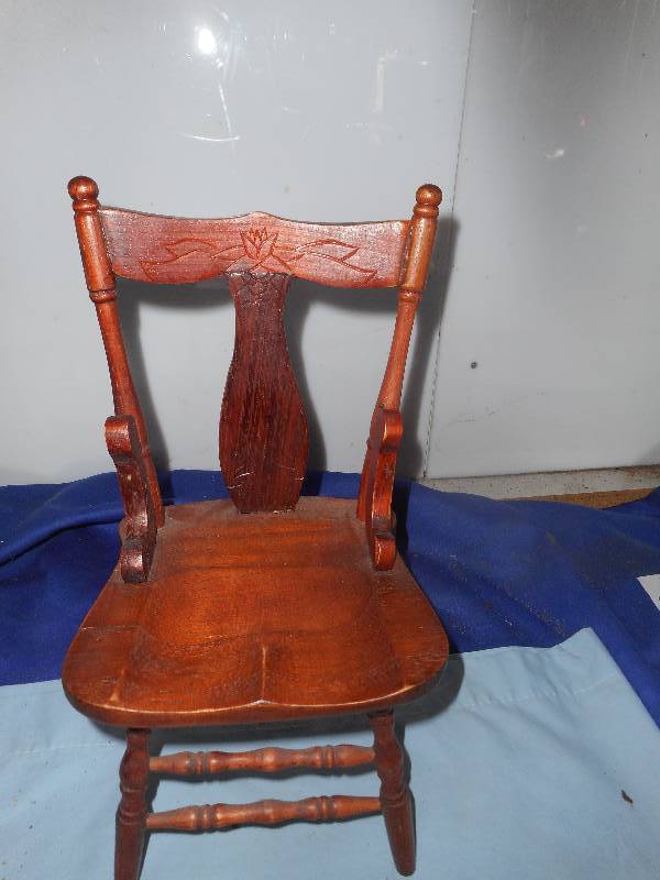 lot 48 image: PORCELAIN DOLL AND CHAIR