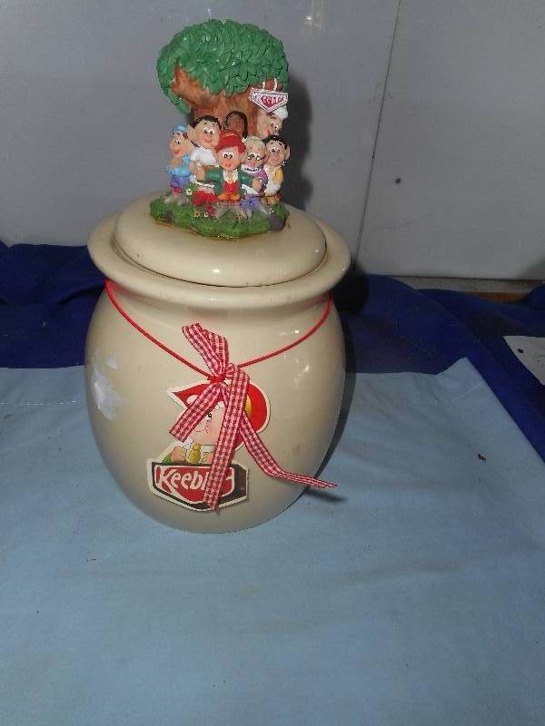 lot 56 image: COLLECTIBLE KEEBLER COOKIE JAR