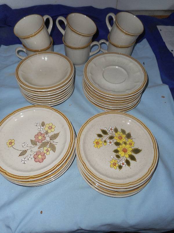 lot 62 image: 32 PIECE CROWN MANOR DISH WARE