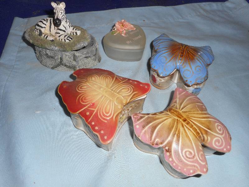 lot 71 image: TRINKET BOXES