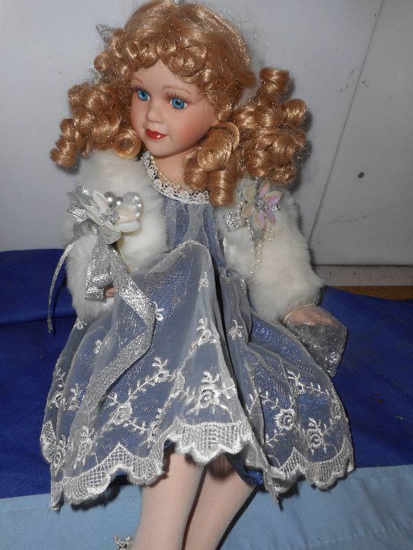 lot 75 image: PORCELAIN DOLL
