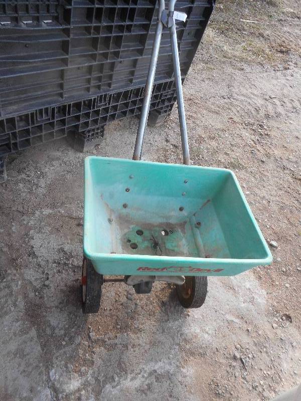 lot 79 image: FERTILZER SPREADER