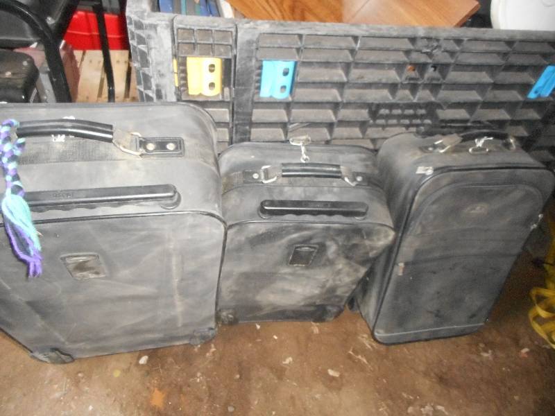 lot 102 image: SET OF 3 CLOTH SUITE CASES