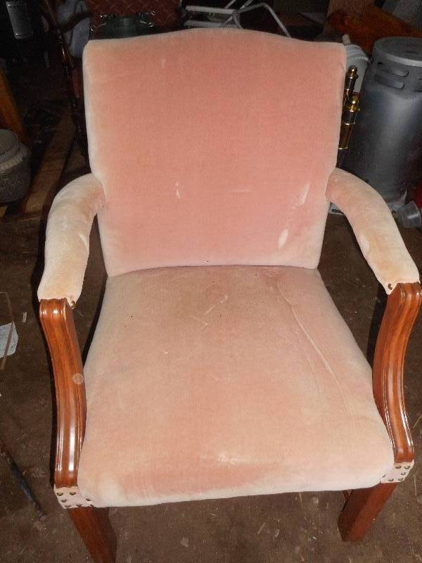 lot 108 image: ANTIQUE VICTORIAN CHAIR