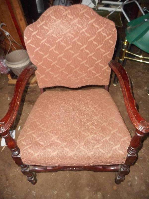 lot 109 image: ANTIQUE CHAIR