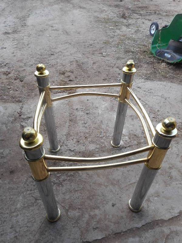 lot 112 image: ANTIQUE TABLE