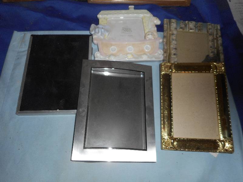 lot 117 image: PICTURE FRAMES