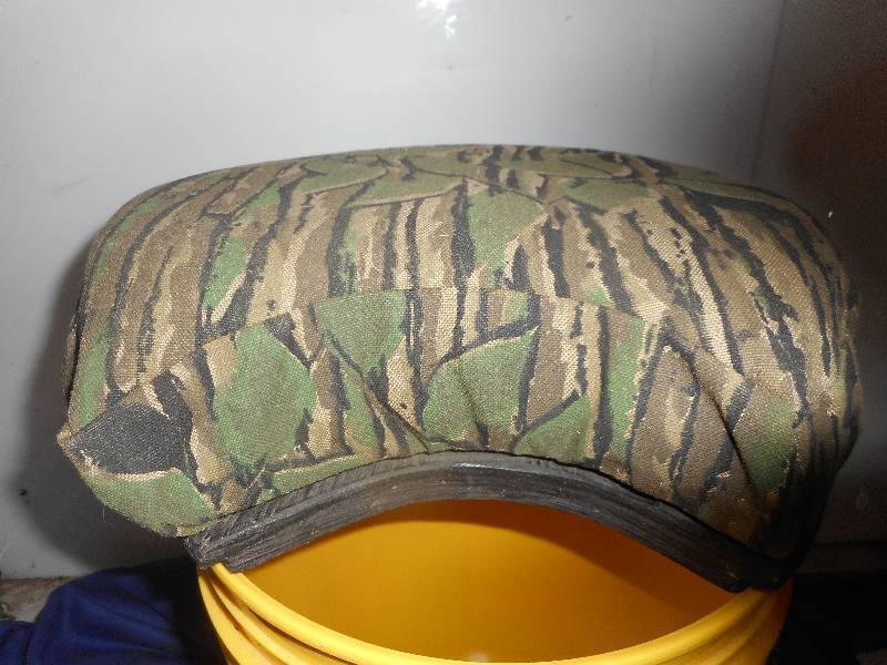 lot 124 image: ICE FISHING PAIL AND CHAIR