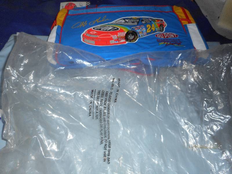 lot 152 image: NASCAR DUFFLE BAG