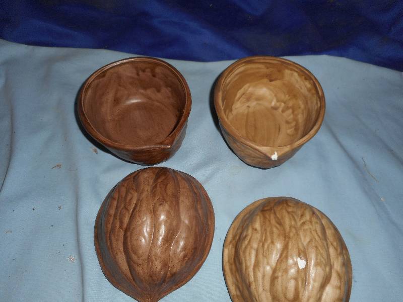 lot 156 image: 2 VINTAGE NUT BOWLS