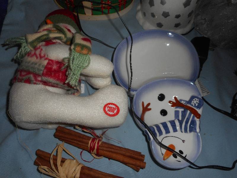lot 157 image: CHRISTMAS DECORE