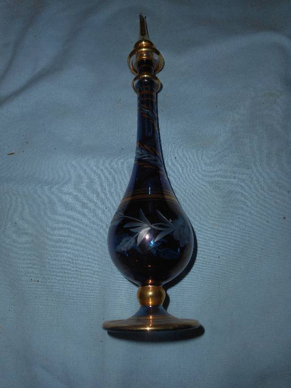 lot 164 image: ANTIQUE PERFUME BOTTLE