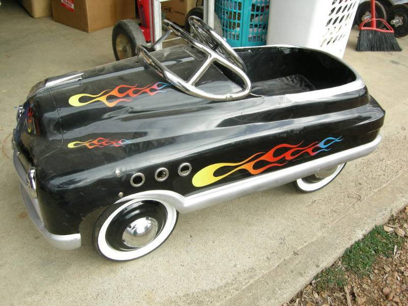 lot 56 image: Vintage Look Pedal Car