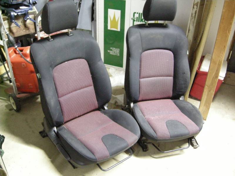 lot 73 image: Pair of Bucket Seats