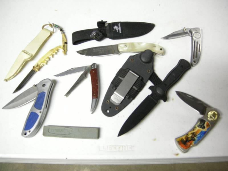 lot 75 image: Hunting and Pocket Knives