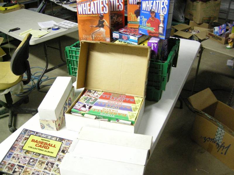 lot 82 image: Group Baseball Cards and Cereal