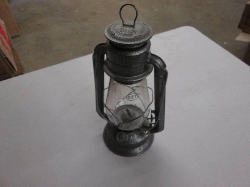 lot 11 image: Dietz Metal Lantern...