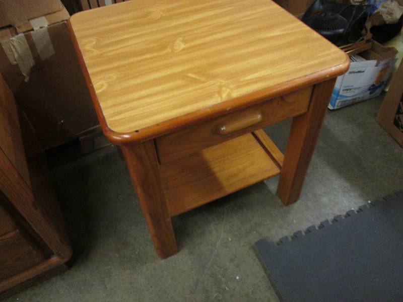 lot 35 image: Sturdy Lamp End Table with laminat...