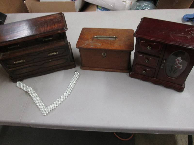 lot 36 image: 2 Jewelry Boxes, Latch Vintage Box,...