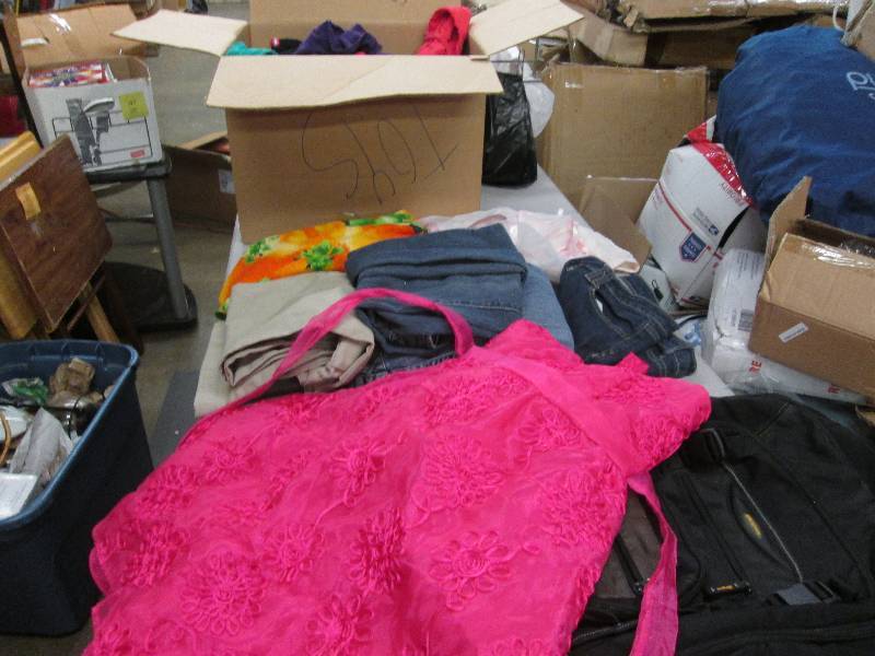 lot 50 image: Box of Assorted Size Kids Clothes &...
