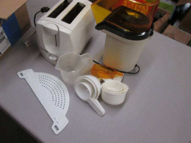 lot 80 image: Air Popper, Toaster, Funnels, Measu...