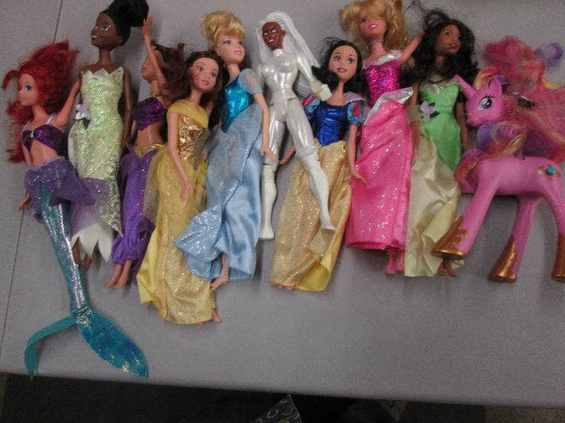 lot 88 image: Lot of 10 Barbies(Fashion dolls) , ...