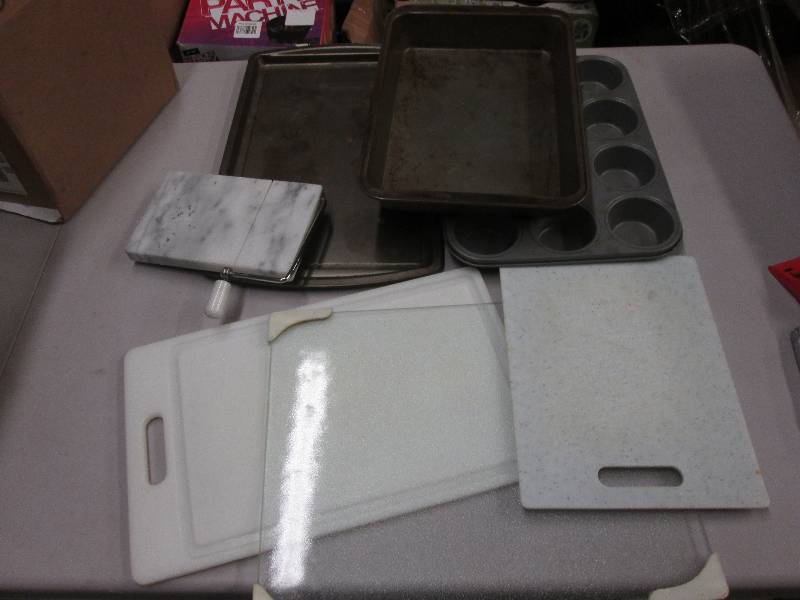 lot 90 image: Bakeware , 4 assorted cutting board...