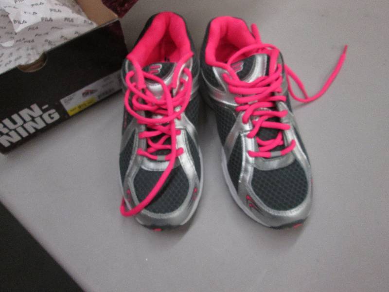 lot 112 image: Fila Running Shoes Size 8.5 Retail ...