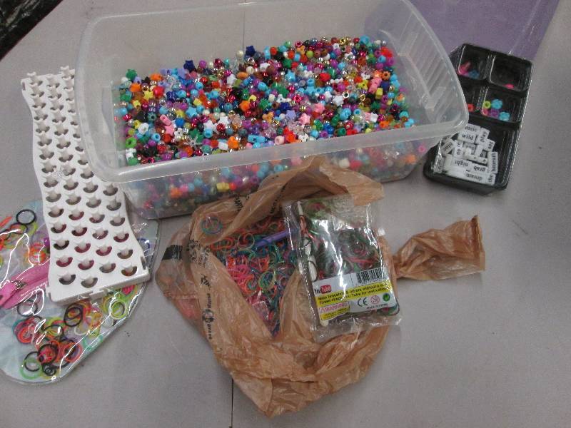 lot 123 image: Large Lot of Craft Beads & Loom Ban...
