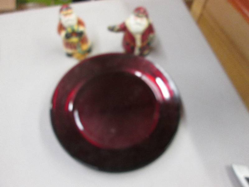 lot 138 image: 4 Red 10 Dinner Plates, Santa Salt...