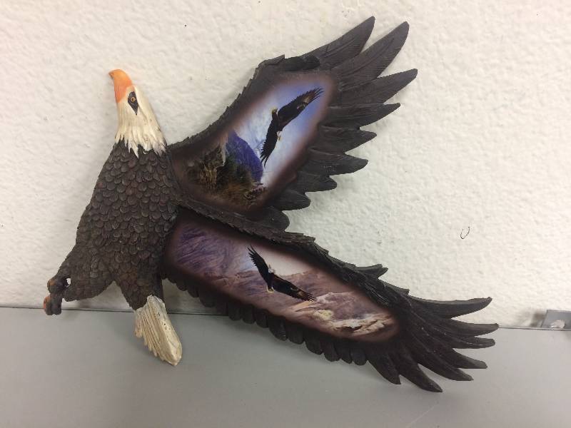 lot 9 image: Eagle Wall Hanging