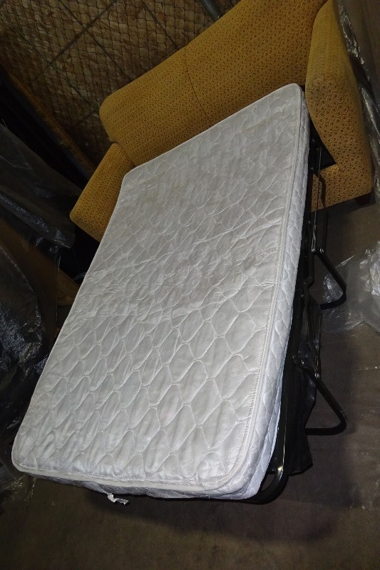 Cloth pull out couch