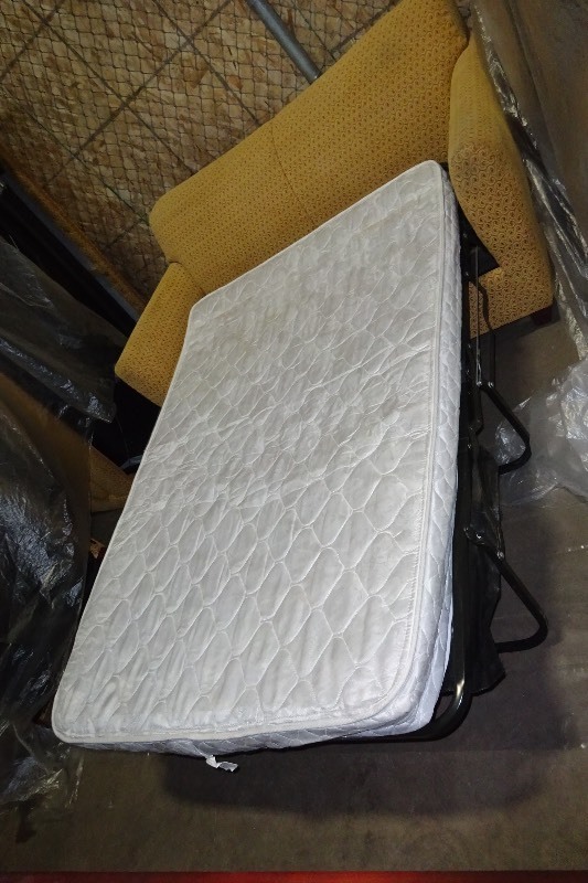 Cloth pull out couch